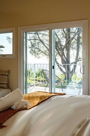 4 bedrooms, desk, WiFi, bed sheets - Spacious Retreat with Scenic Mountain Views (North Tustin)