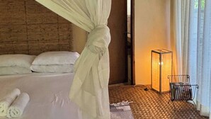A room with a bed, a canopy, a lamp, and a chair. - Budget Studio with Kitchen – 4 Min to Beach (Malay)