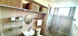 Apartment, 2 Schlafzimmer, barrierefrei, Balkon | Badezimmer