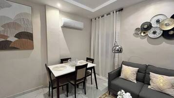 Apartment, 1 Bedroom | Dining room