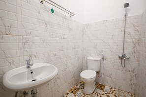 Shower, towels, soap, shampoo - OYO 3467 White Residence (Depok)