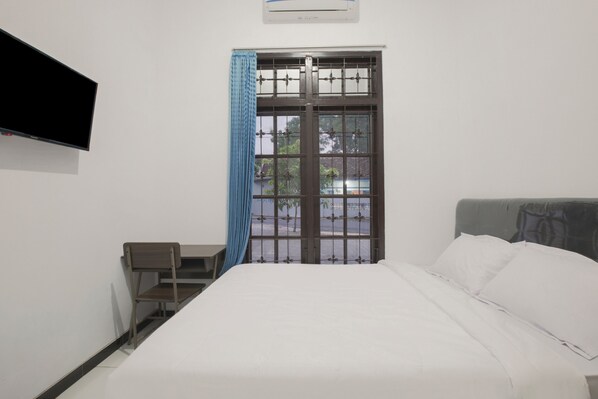 Standard Double Room | Bed sheets - OYO 3467 White Residence (Depok)