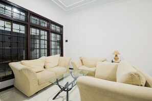 Reception - OYO 3467 White Residence (Depok)