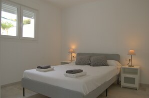 4 bedrooms, iron/ironing board, WiFi, bed sheets