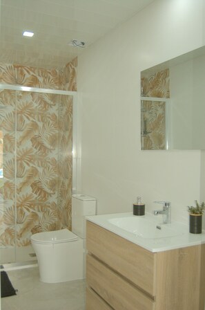 Shower, hair dryer, towels - Villa Brisa, 10 guests, Vidreres, Costa Brava (CT)