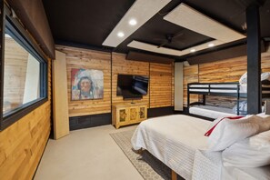 3 slaapkamers, een strijkplank/strijkijzer, reisbedje, wifi