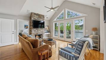 Een televisie en een kantoor