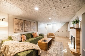 Smart TV, fireplace - Cozy 3BR near Mayo and downtown. Charming, spotless, and designed for comfort with restful bedrooms, a stocked kitchen, and two welcoming living spaces. Perfect for Mayo visits, business trips, or family stays. Dogs allowed, too. (Rochester)