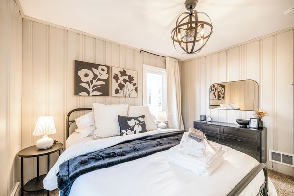 3 bedrooms, desk, iron/ironing board, travel cot - Cozy 3BR near Mayo and downtown. Charming, spotless, and designed for comfort with restful bedrooms, a stocked kitchen, and two welcoming living spaces. Perfect for Mayo visits, business trips, or family stays. Dogs allowed, too. (Rochester)