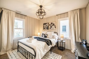 3 Schlafzimmer, Schreibtisch, Bügeleisen/Bügelbrett, Reisekinderbett