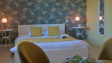 Une chambre à coucher bien rangée, avec un lit, deux tables de chevet et un miroir.