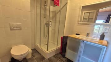 Standard Double or Twin Room | Bathroom