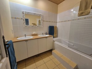 Family Room | Bathroom - Le Tilleul de Ray (Ray-sur-Saone)