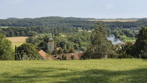 A rural landscape with a church, fields, and a river. - Le Tilleul de Ray (Ray-sur-Saone)