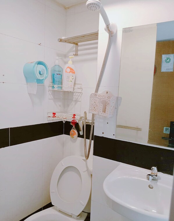 ห้องสแตนดาร์ดทริปเปิล | ห้องน้ำ | ฝักบัว, ของใช้ใน  ห้องน้ำฟรี, ไดร์เป่าผม, รองเท้าสวมภายในห้อง