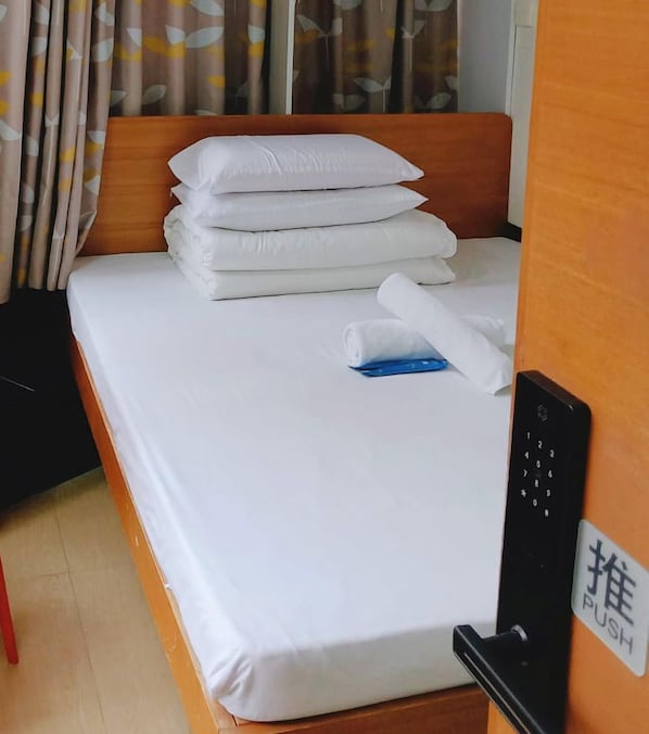 Standard Triple Room | Desk, free WiFi