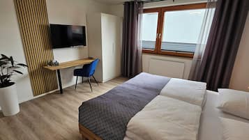 1 habitación, caja de seguridad en la habitación y escritorio
