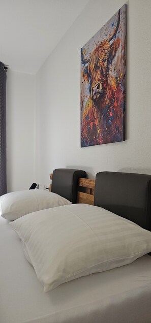 1 slaapkamer, een kluis op de kamer, een bureau, reisbedje