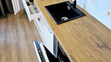 Kylskåp, ugn, spishäll och diskmaskin