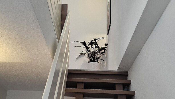 A staircase with a modern design, featuring a handrail and a wall-mounted light fixture. - Elodia Luxury Apartment - Wi-Fi, Smart TV, Terrace, Kitchen, Towels (Heidenheim an der Brenz)