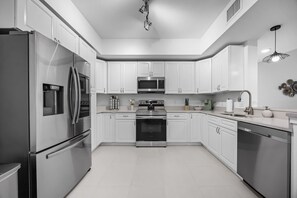 Fridge, microwave, oven, stovetop - Waterfront condo w/ pool, hot tub & sauna (Merritt Island)