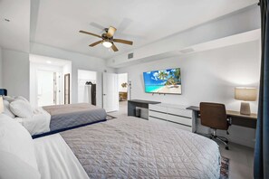 2 bedrooms, iron/ironing board, travel cot, WiFi - RIVER FLY IN: Luxury Condo 2BR w/ Huge Balcony (Merritt Island)