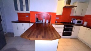 House | Private kitchen | Fridge, microwave, oven, stovetop - Spacious House- Parking, Garden & Central Location (Walsall)