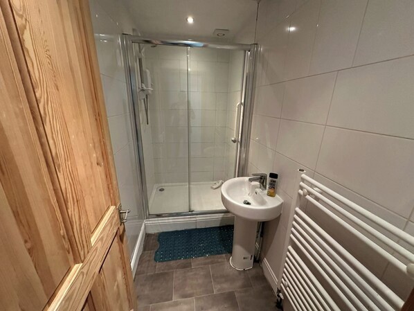 Shower, towels - House- Parking, Garden & Central Location (Walsall)