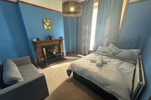 7 bedrooms, free WiFi, bed sheets - House- Parking, Garden & Central Location (Walsall)