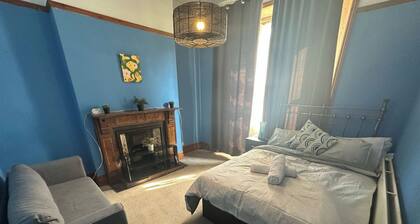 Spacious House- Parking, Garden & Central Location