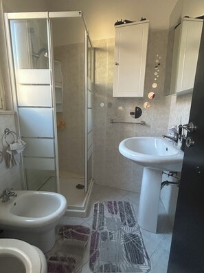 Douche, sèche-cheveux, bidet, serviettes fournies