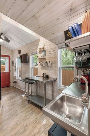 Mikrobølgeovn, oppvaskmaskin, kaffetrakter/tekoker og brødrister