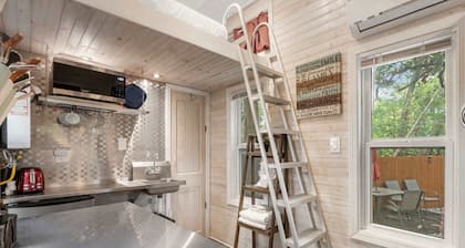 Chic & Cozy Retreat: Modern Tiny Cabin for Two