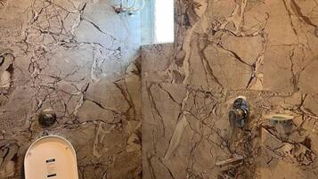 Deluxe Room, City View | Bathroom | Towels