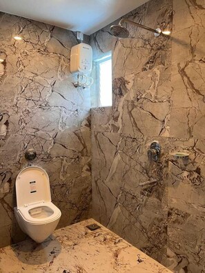 Habitación Deluxe, vista a la ciudad | Baño | Toallas