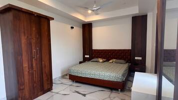 Deluxe Room, City View | Desk, laptop workspace, free WiFi