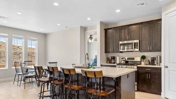 Frigorífic, microones, forn i placa de cuina