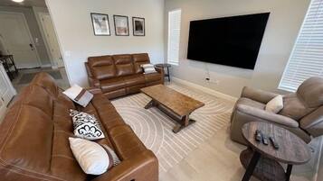 Televisor intel·ligent, videojocs, futbolí i taula de tennis de taula