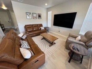 Smart-TV, videospill, fotballspill og bordtennis