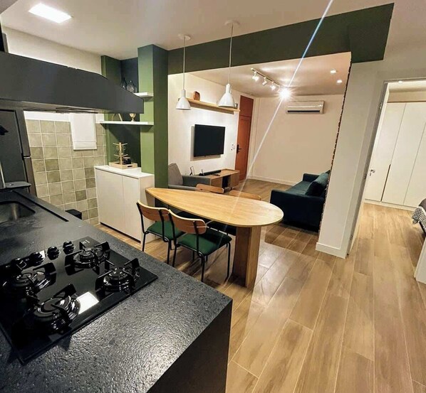 Interior - 2Qtos | 59m2 | 55" TV | Near mall | Near metro 102 (Rio de Janeiro)