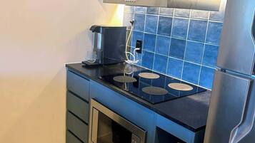 Réfrigérateur, micro-ondes, four, plaque de cuisson