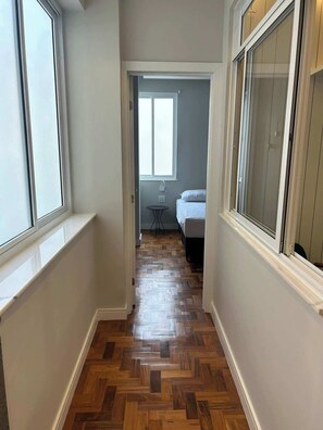 Interior - 3Qtos | 59m2 | 55" TV | Near mall | Near metro 21 (Rio de Janeiro)