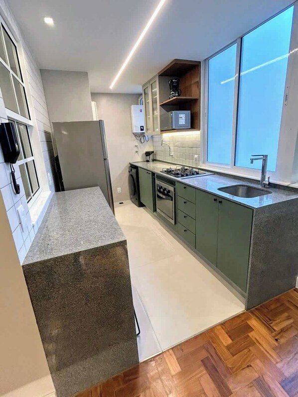Fridge, microwave, oven, stovetop - 3Qtos | 59m2 | 55" TV | Near mall | Near metro 21 (Rio de Janeiro)
