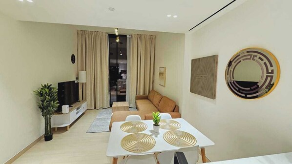 1 chambre, fer et planche à repasser