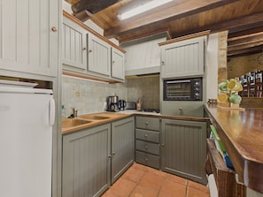 Kühlschrank, Mikrowelle, Ofen, Geschirrspüler