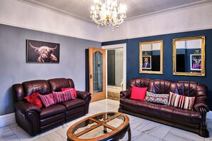 Living room - Charming Cardiff Home With Private Parking & Modern Amenities (Cardiff)
