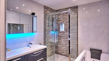 House, 4 Bedrooms, Accessible, Smoking | Bathroom