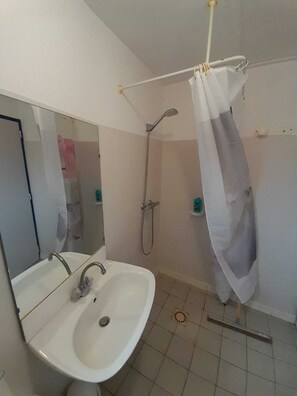 Dusche, Haartrockner, Toilettenpapier