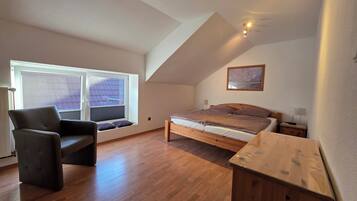 2 bedrooms, iron/ironing board, WiFi, bed sheets
