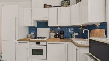 Kühlschrank, Mikrowelle, Ofen, Geschirrspüler
